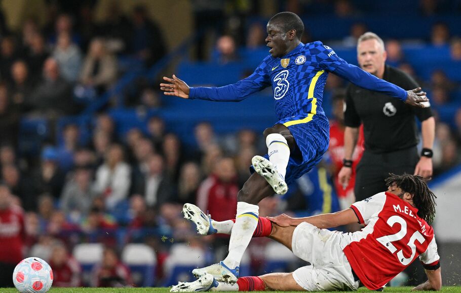 Gelandang Arsenal, Mohamad Elneny berusaha merebut bola dari penguasaan gelandang Chelsea, N'Golo Kante di Stamford Bridge, Kamis, 21 April 2022.