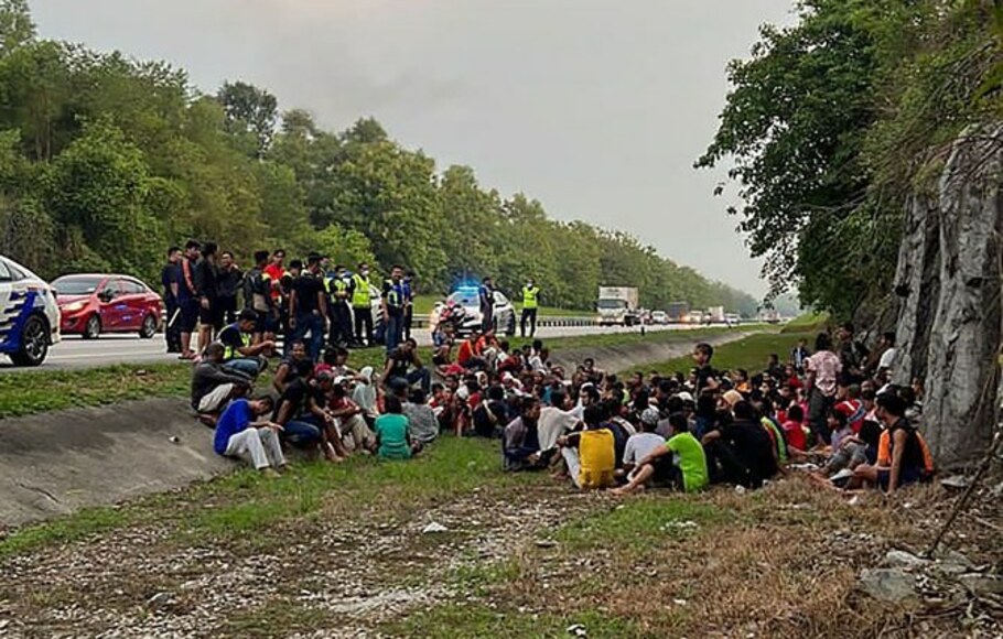 Pengungsi Rohingya, yang melarikan diri dari depot sementara Imigrasi Malaysia, Sungai Bakap, ditahan di pinggir jalan raya di Penang.