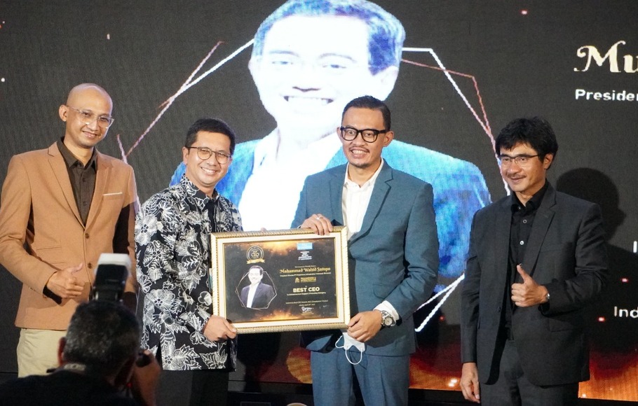 Dirut PT PII Mendapatkan Penghargaan 'Indonesia Best CEO' dalam Indonesia Best CEO Awards 2022 (Employee’s Choice) 3rd Anniversary, Rabu (20/4).