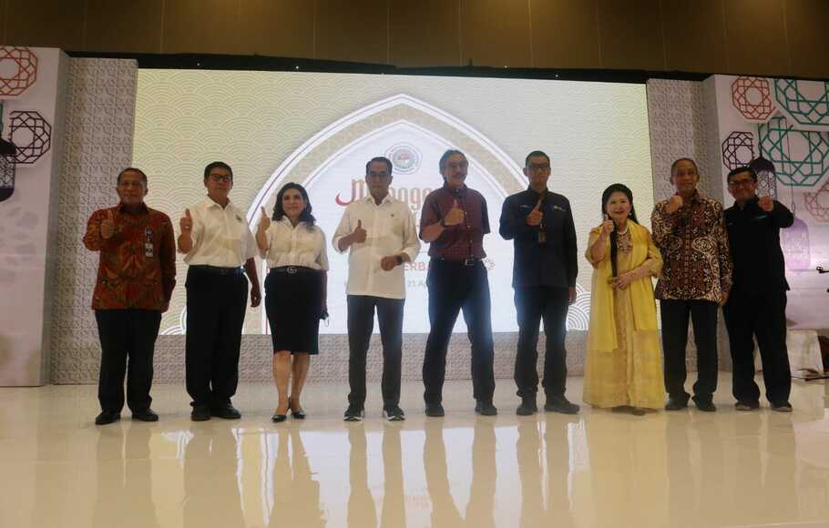 Dewan Pengurus Pusat Indonesian National Shipowners’ Association (DPP INSA) menerima penghargaan dari PT PLN di Hotel Sultan, Jakarta, Kamis, 21 April 2022.