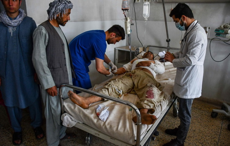 Seorang pria Afghanistan yang terluka menerima perawatan di rumah sakit setelah dia terluka dalam ledakan bom di Masjid Syiah di Mazar-i-Sharif pada Kamis 21 April 2022. 