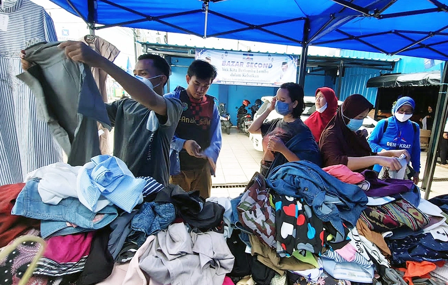 DPD Partai Demokrat DKI Jakarta menggelar bazar pakaian bekas (second) di Jalan Pulogadung Raya Nomor 10, Kandang Besar, Ujung Menteng, Cakung, Jakarta Timur hingga 23 April 2022.