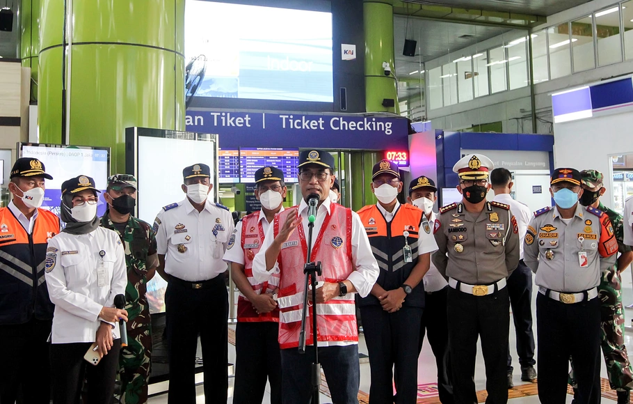 Menteri Perhubungan Budi Karya Sumadi memberikan keterangan pers usai memimpin Apel Gelar Pasukan Posko Angkutan Lebaran Tahun 2022 di Stasiun Gambir, Jakarta, Jumat 22 April 2022.