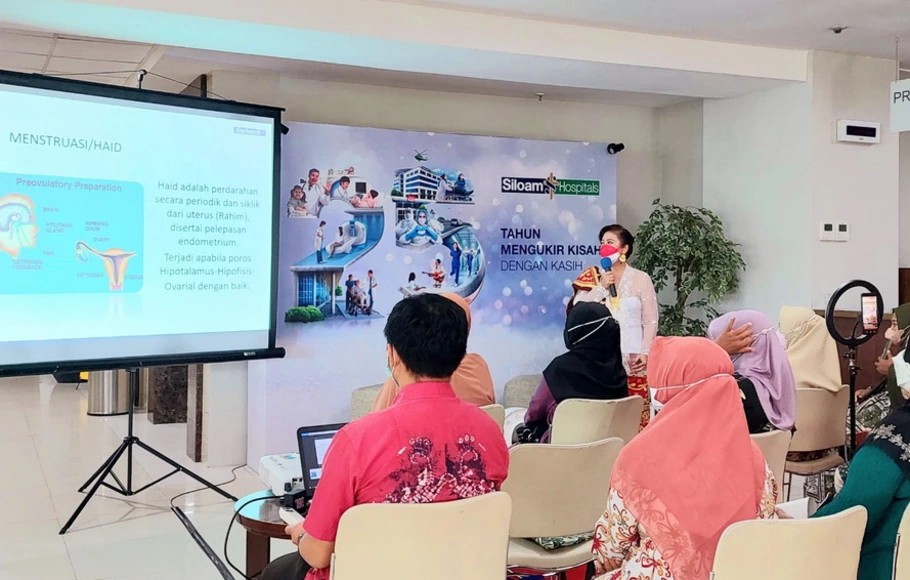 Spesialis Kebidanan dan Kandungan, Dokter Noviana Indarti berbicara saat sesi edukasi mengenai kesehatan reproduksi wanita palam rangka memperingati Hari Kartini di Siloam Hospitals Balikpapan, pada Kamis 21 April 2022.