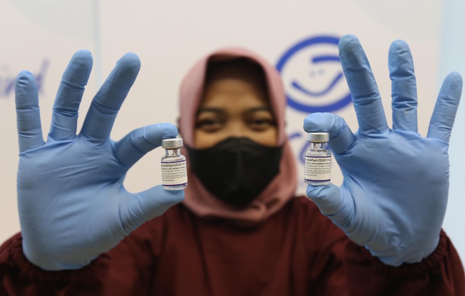 Tenaga kesehatan memperlihatkan dosis vaksin Covid-19 saat program Vaksinasi Merdeka Booster di Grha Asuransi Astra, di Jakarta, Sabtu, 23 April 2022. Asuransi Astra bekerja sama dengan Polda Metro Jaya mendukung percepatan vaksinasi booster dengan menyediakan 500 vaksin booster.
