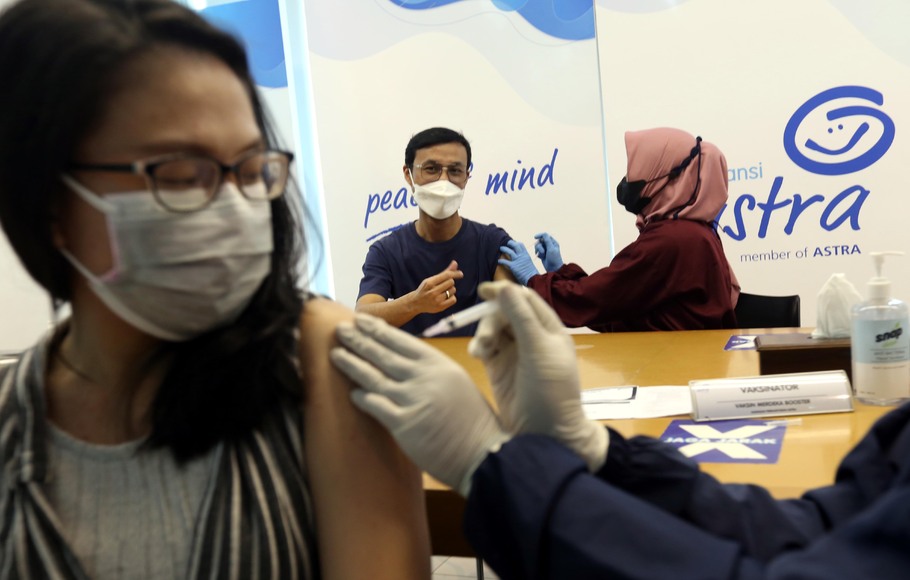 Tenaga kesehatan memberikan vaksinasi Covid-19 saat program Vaksinasi Merdeka Booster di Grha Asuransi Astra, di Jakarta, Sabtu, 23 April 2022. Asuransi Astra bekerja sama dengan Polda Metro Jaya mendukung percepatan vaksinasi booster dengan menyediakan 500 vaksin booster.