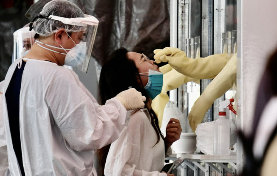 Seorang wanita menjalani tes swab untuk Covid-19 (virus corona) di area skrining di New Taipei City, Taiwan. 