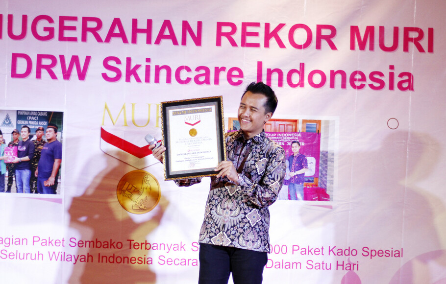 DRW Skincare memecahkan rekor MURI dengan pembagian serentak 50.000 paket sembako yang diadakan di seluruh Indonesia dalam waktu bersamaan.