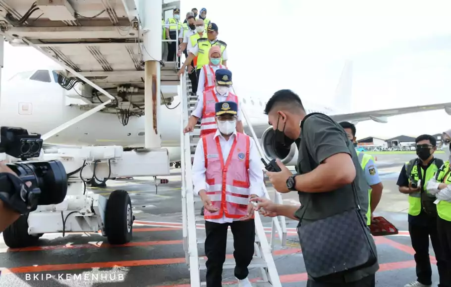 Menteri Perhubungan Budi Karya Sumadi melakukan inspeksi ke Bandara Internasional Soekarno Hatta, 24 Maret 2022.