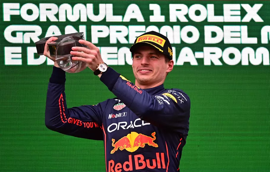 Max Verstappen naik podiun juara F1 Grand Prix Emilia Romagna di Imola pada Minggu, 24 April 2022.