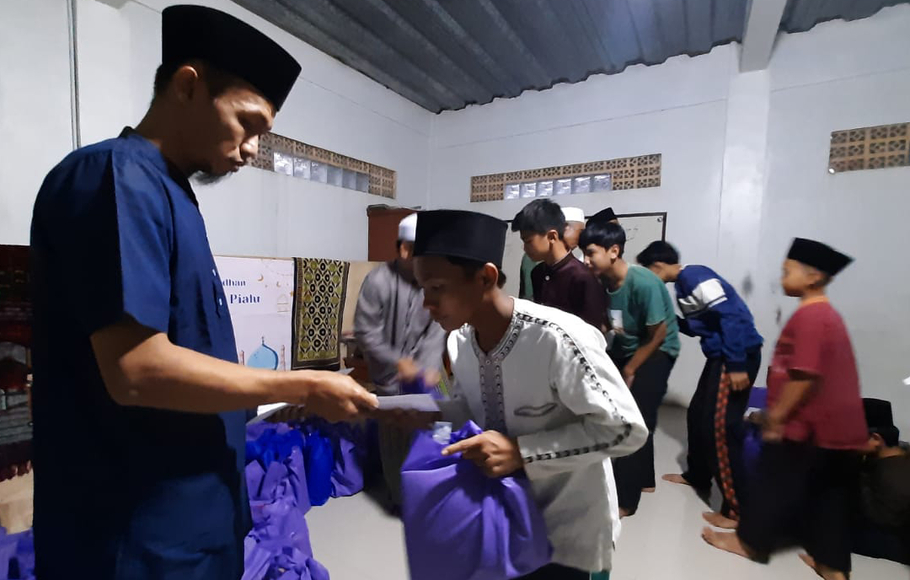 Anak yatim piatu yang berada di Desa Nambo menerima santunan dan bingkisan dari Perusahaan pengolah limbah Bahan Beracun Berbahaya (B3) PT. Prasadha Pamunah Limbah Industri (PPLI) di di Klapanunggal, Bogor, Jawa Barat.