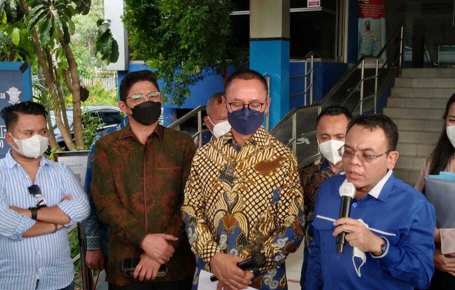 Ketua DPP PAN Saleh Partaonan Daulay mendapingi Sekjen PAN Eddy Soeparno  melaporkan balik Muannas Alaidid, kuasa hukum Ade Armando ke Polda Metro Jaya, Senin, 25 April 2022. 