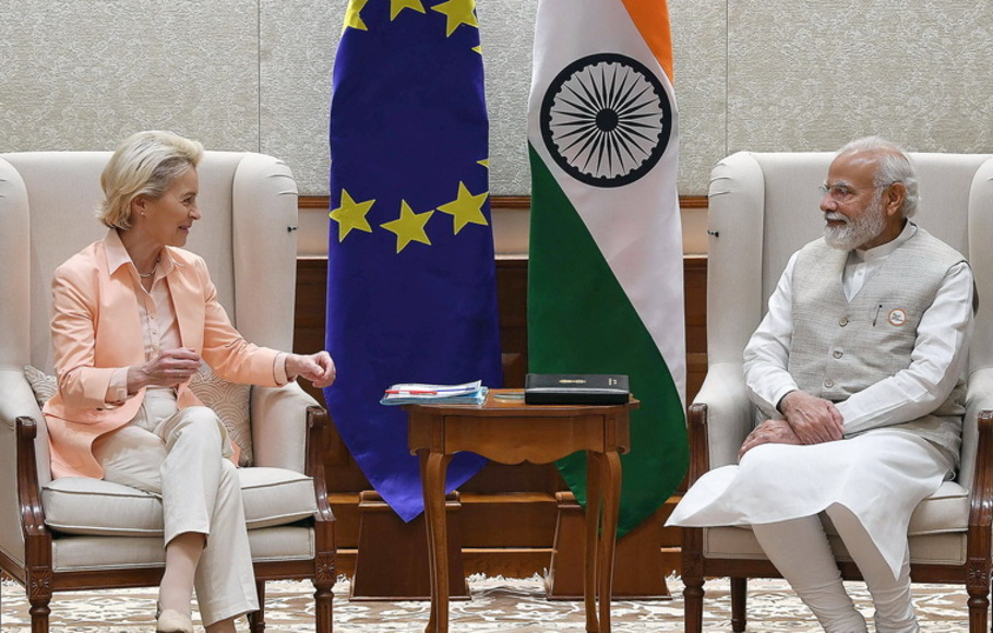 Perdana Menteri India Narendra Modi (kanan) dengan Presiden Komisi Eropa Ursula von der Leyen selama pertemuan di New Delhi, India pada Senin 25 April 2022.
