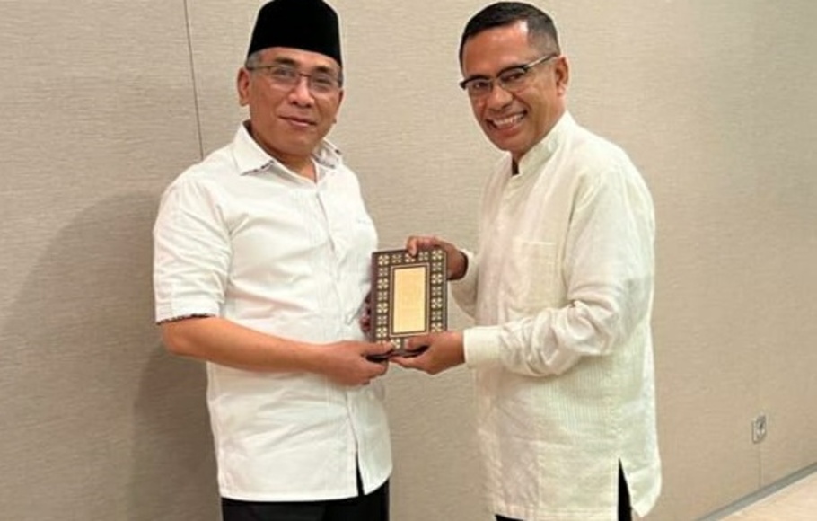 Penyerahan simbolik dilakukan Ketua Umum Yayasan Muslim Sinar Mas (YMSM), Saleh Husin kepada Ketua Umum PB Nahdlatul Ulama, KH Yahya Cholil Staquf di Jakarta Pusat.