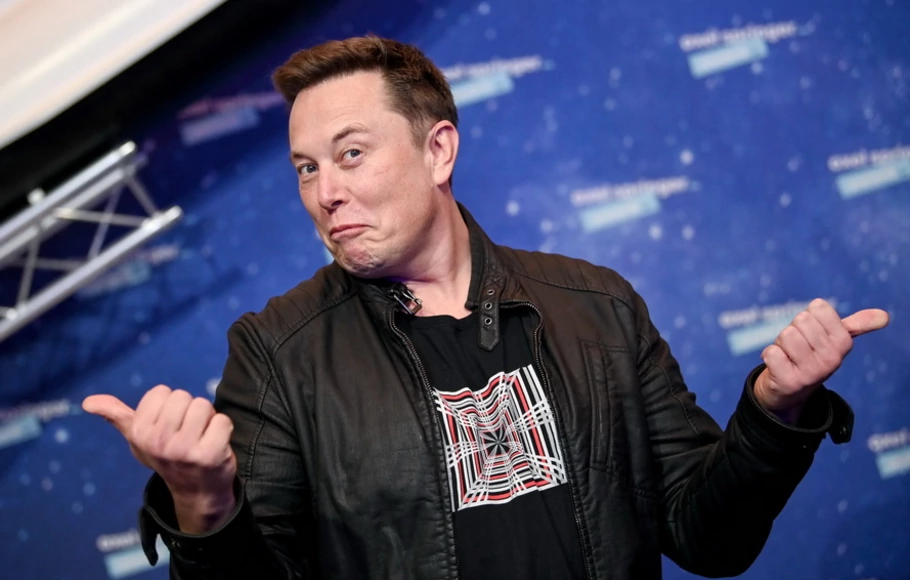 Pemilik SpaceX dan CEO Tesla Elon Musk berpose saat tiba di karpet merah untuk upacara Penghargaan Axel Springer, di Berlin, Jerman pada 1 Desember 2020.
