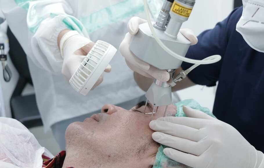 Dermaster Clinic meluncurkan perawatan termutakhir untuk kulit wajah SmartXide Touch dot laser, Jumat (22/4/2022) di Jakarta.