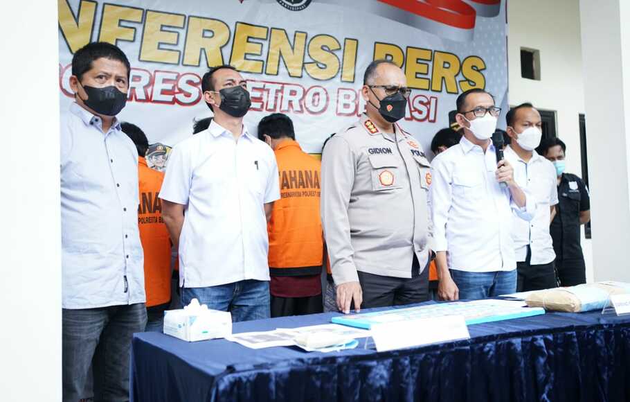 Kapolrestro Bekasi Kombes Pol Gidion Arif Setyawan saat merilis pengungkapan kasus narkotika jenis ganja seberat 3 kg, Selasa, 26 April 2022.