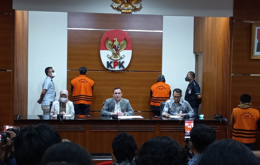 Ketua KPK Firli Bahuri mengumumkan Bupati Bogor Ade Yasin dan tujuh orang lainnya sebagai tersangka kasus dugaan suap pengurusan laporan keuangan Pemkab Bogor dalam konferensi pers di Gedung Merah Putih KPK, Kamis, 28 April 2022 dinihari. 