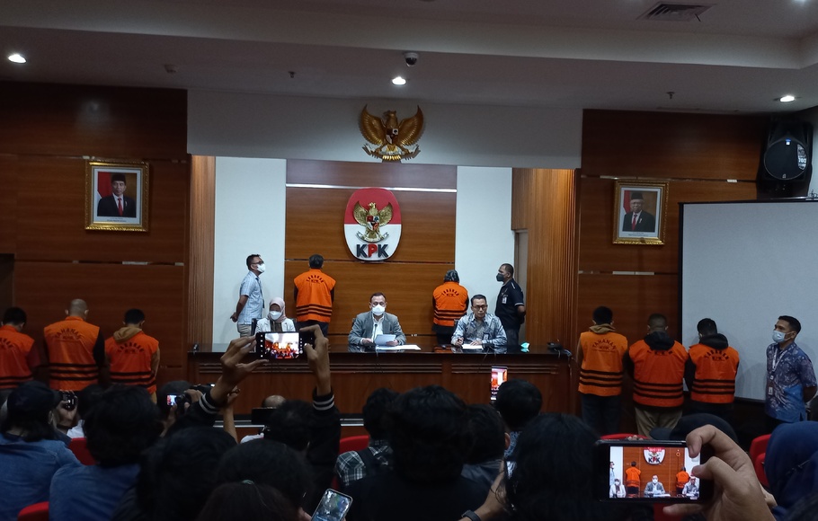 Ketua KPK Firli Bahuri mengumumkan Bupati Bogor Ade Yasin dan tujuh orang lainnya sebagai tersangka kasus dugaan suap pengurusan laporan keuangan Pemkab Bogor dalam konferensi pers di Gedung Merah Putih KPK, Kamis, 28 April 2022 dinihari.