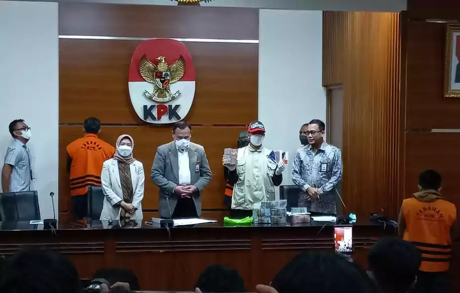 Penunjukkan alat bukti uang terkait penangkapan Bupati Bogor, Ade Munawaroh Yasin
