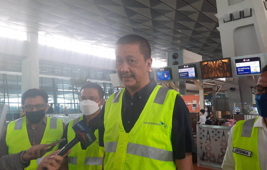 Direktur Utama Garuda Indonesia Irfan Setiaputra, saat memantau terminal 3, Bandara Soetta, Kamis 28 April 2022.