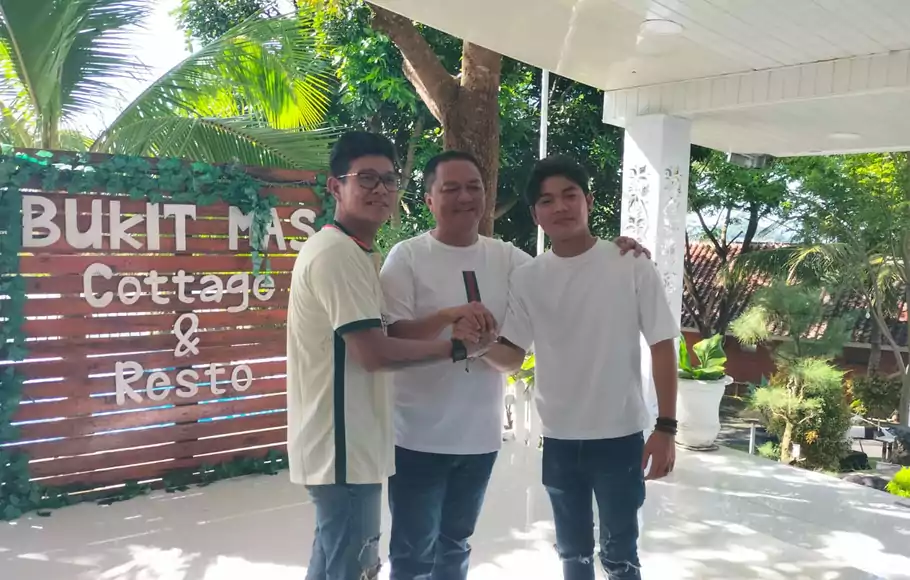 Andika Kangen Band (kiri) dan Tri Suaka (kanan) berjabat tangan setelah bertemu di Bukit Mas Cottage & Resto di Tanjung Karang Barat, Bandar Lampung, Lampung, Kamis 28 April 2022.