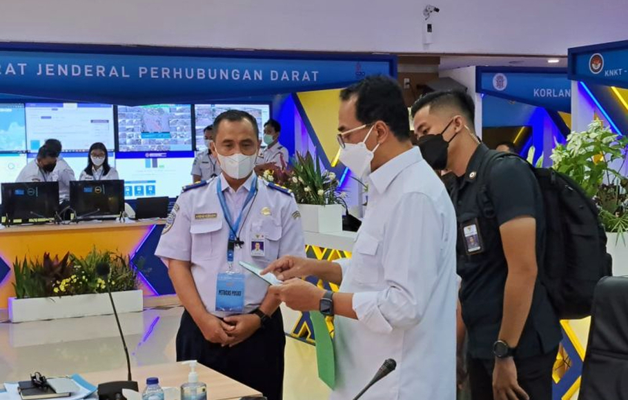 Menteri Perhubungan Budi Karya Sumadi (dua kanan) saat meninjau Posko Angkutan Lebaran Terpadu di kantor Kemenhub Jakarta, Sabtu 30 April 2022.