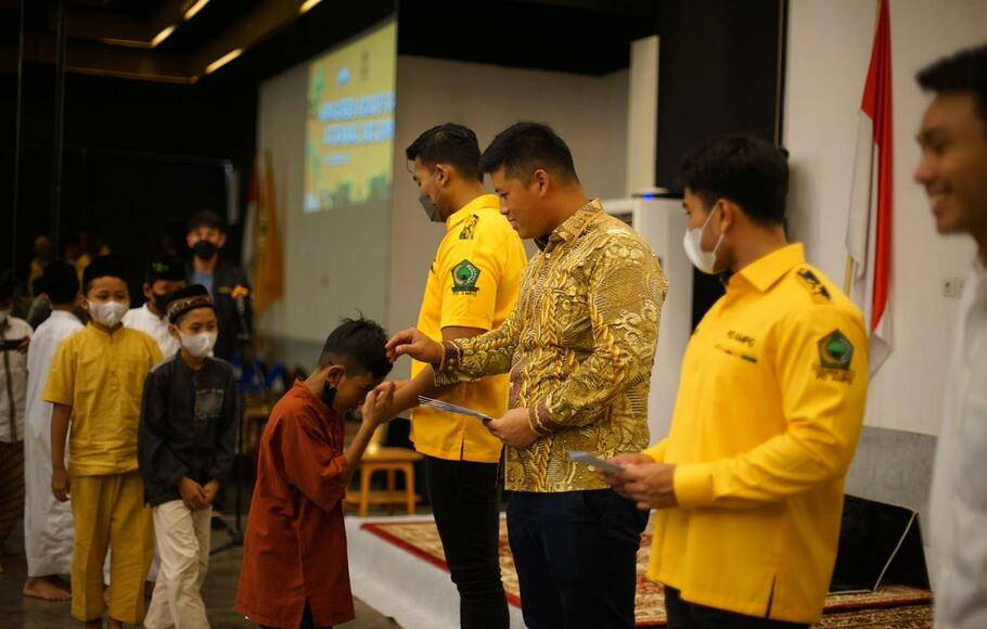 Pemberian santunan kepada anak yatim piatu yang dilakukan AMPG DKI Jakarta, Jumat 29 April 2022.