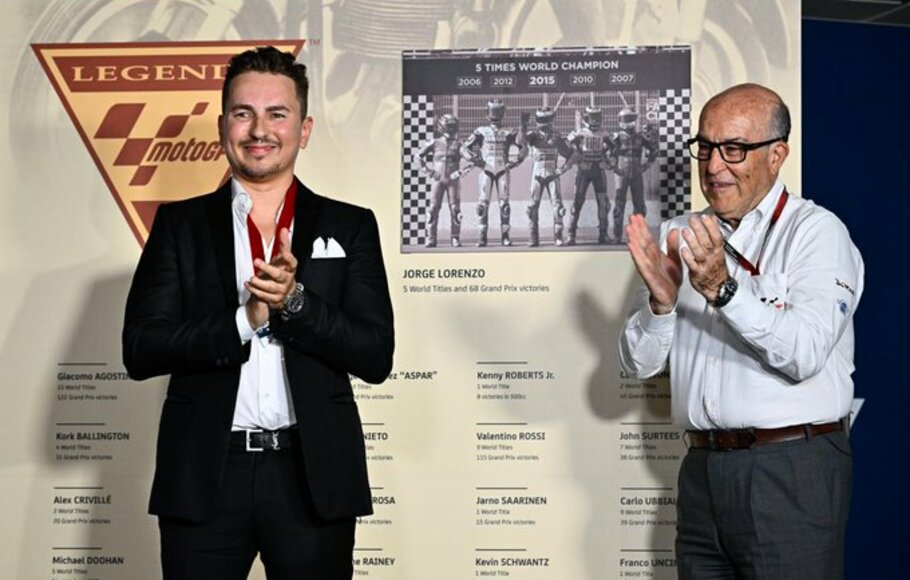 Mantan juara dunia MotoGP Jorge Lorenzo (kiri) dan CEO Dorna Sports Carmelo Ezpeleta di Sirkuit Jerez, 30 April 2022.