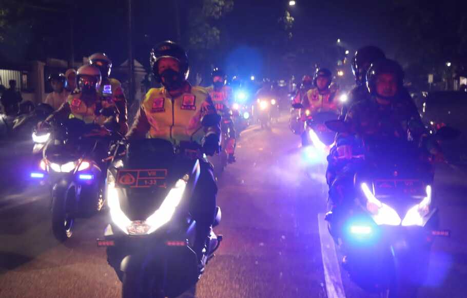 Ratusan personel gabungan Polri, TNI, dan Satpol PP di Tangerang melangsungkan patroli skala besar Sabtu 30 April 2022.