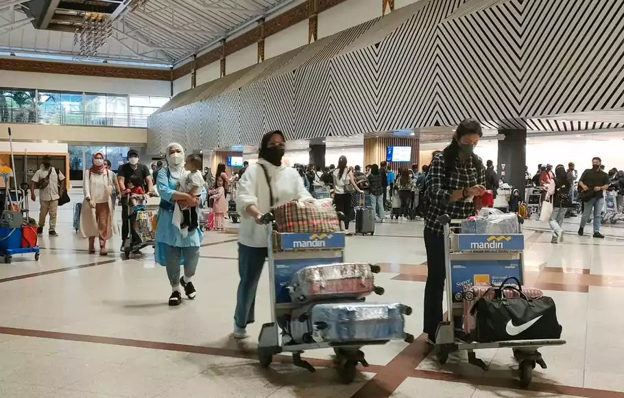 Para penumpang mudik tiba di Bandara Internasional Juanda, Surabaya, Jawa Timur, Jumat, 29 April 2022.