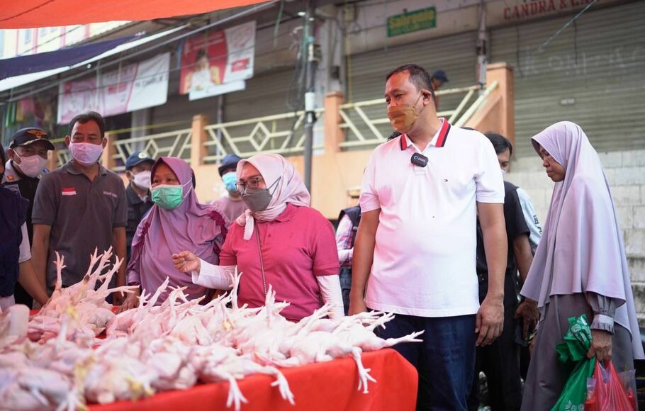Plt Wali Kota Bekasi Tri Adhianto meninjau ketersediaan bahan pokok di Pasar Baru, Bekasi Timur, pada Minggu, 1 Mei 2022 atau H-1 Lebaran.