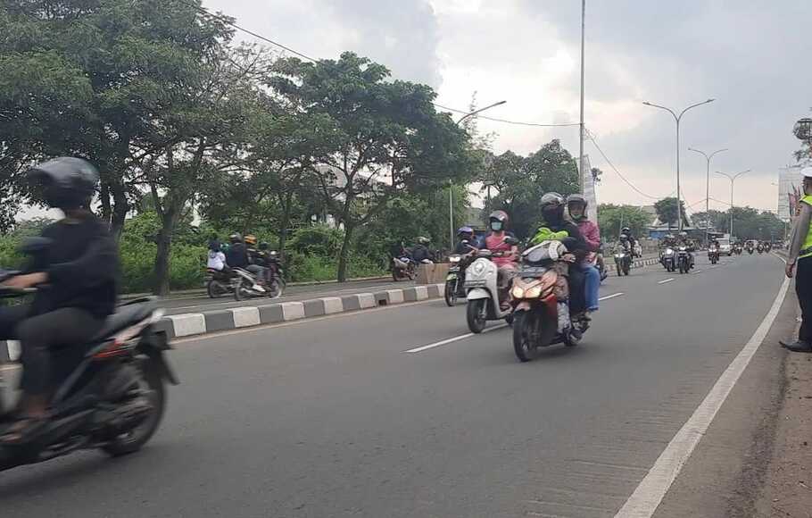 Pemudik mengendarai sepeda motor melintas di Jalan Raya Pantura di wilayah Kabupaten Bekasi sebelum terjadi puncak arus mudik Lebaran 2022.