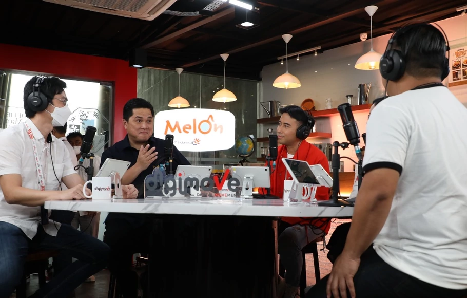 Menteri BUMN Erick Thohir (kedua dari kiri) bergabung di ruang podcast untuk kanal Youtube Digimove, bersama COO Melon Indonesia Chandra Tamrin (paling kiri) dan penyanyi Vidi Aldiano (ketiga dari kiri).