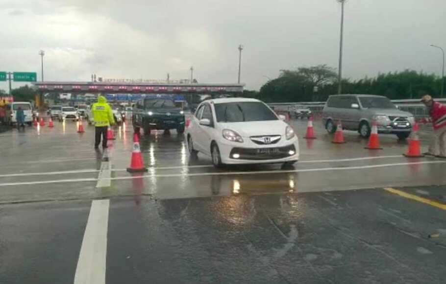 Petugas mengurai kepadatan volume lalu lintas di Tol Jakarta-Cikampek dengan memberlakukan contraflow dan buka tutup Tol layang MBZ, Senin, 2 Mei 2022.