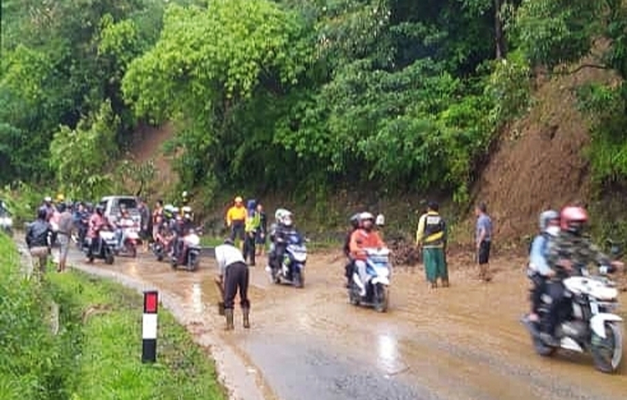 Tebing setinggi 25 meter yang berada di Jalan Raya Subang-Bandung sekitar Tugu Dua Anak Ciater, Desa Ciater, Kecamatan Ciater, Subang, Jawa Barat mengalami longsor, Senin, 2 Mei 2022.