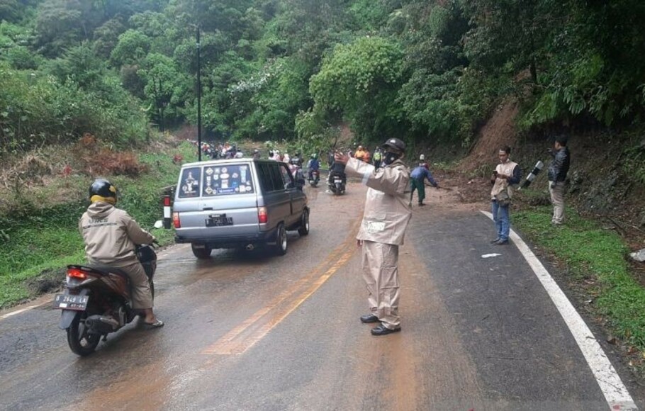 Polisi mengatur arus lalu lintas usai adanya longsor di Jalan Raya Tangkubanparahu-Subang, Kabupaten Subang, Jawa Barat, Senin, 2 Mei 2022.  