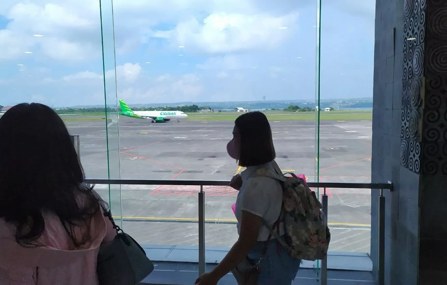 Wisatawan tiba di terminal domestik bandara internasional Ngurah Rai Bali untuk mengisi liburan Idulfitri.