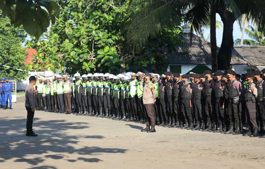 Polda Banten menggelar pasukan Pengamanan Libur Lebaran di lokasi wisata Pantai Anyer, Banten.