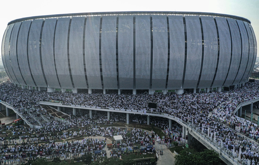 Foto udara umat Islam melaksanakan Salat Idultitri 1443 H di kawasan Jakarta International Stadium (JIS), Jakarta, Senin, 2/ Mei 2022. 