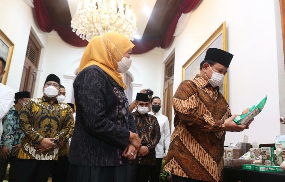 Menteri Pertahanan Prabowo Subianto bersilaturahmi dengan Gubernur Jatim, Khofifah Indar Parawansa di gedung Negara Grahadi.