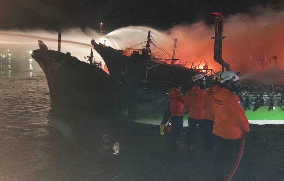 Petugas gabungan berupaya memadamkan kebakaran yang melanda sejumlah kapal nelayan di Dermaga Batere, Cilacap, Selasa 3 Mei 2022 malam. 