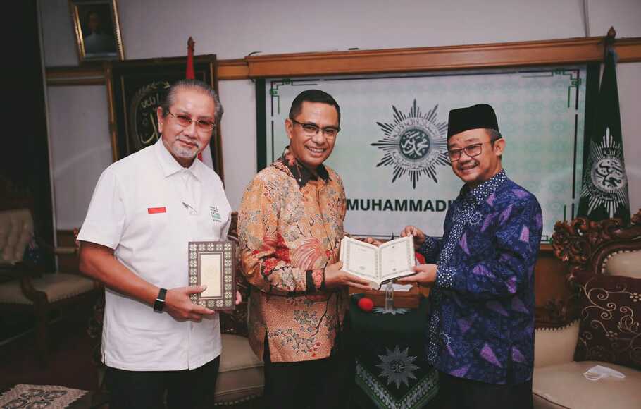 Ketua Umum Yayasan Muslim Sinar Mas, Saleh Husin (tengah), menyumbangkan mushaf Al-Qur'an untuk PP Mhammadiyah yang diterima Sekretaris Umum PP Muhammadiyah, Abdul Mu’ti (kanan).
