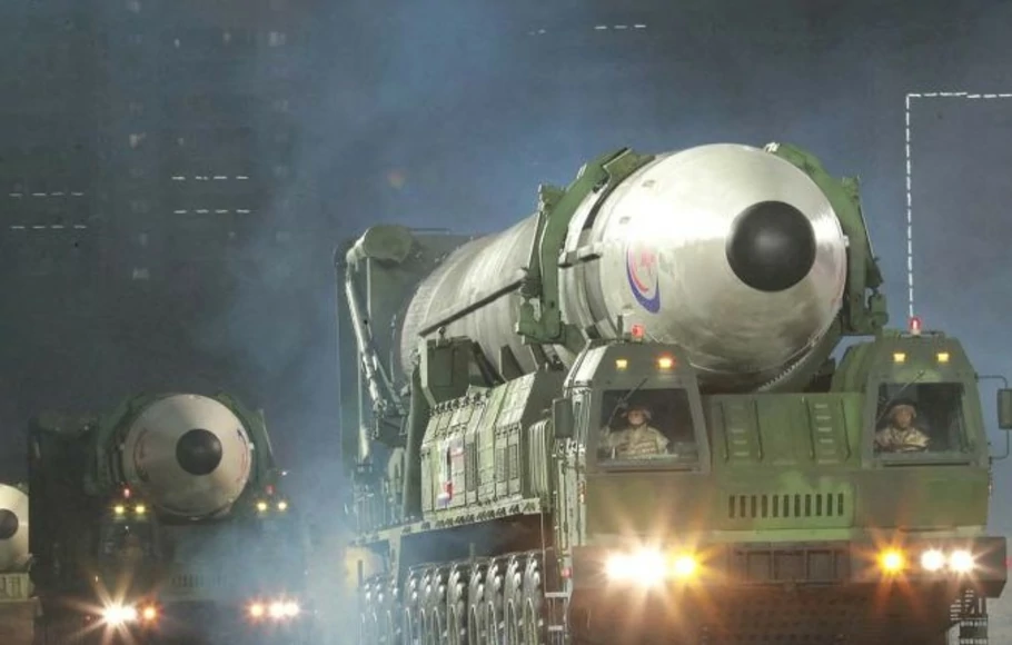 Kendaraan berat membawa rudal balistik antarbenua Hwasong-17 dipertontonkan pada parade militer malam hari untuk menandai peringatan 90 tahun berdirinya Tentara Revolusioner Rakyat Korea di Pyongyang, Korea Utara.