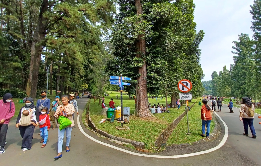 Wisatawan menikmati suasana alam di Kebun Raya Bogor (KRB), Jawa Barat, Rabu 4 Mei 2022.