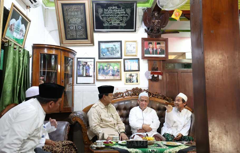 Ketua Umum Partai Gerindra Prabowo Subianto diterima oleh keluarga besar almarhum KH Maimoen Zubair atau Mbah Moen di Pondok Pesantren Al-Anwar Rembang, Jawa Tengah, Kamis, 5 Mei 2022.