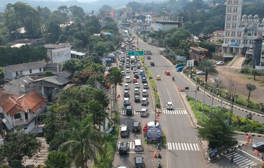 Arus lalu lintas di kawasan Puncak Bogor, Jawa Barat pada Jumat pagi, 6 Mei 2022.