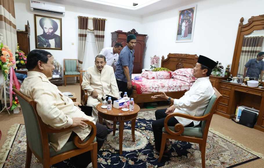 Ketua Umum Partai Gerindra Prabowo Subianto berkunjung ke kediaman KH Habib Muhammad Lutfi bin Yahya.