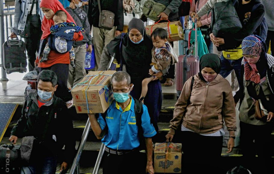 Sejumlah penumpang kereta api luar kota turun setibanya di Stasiun Pasar Senen, Jakarta Pusat, Kamis 5 Mei 2022.