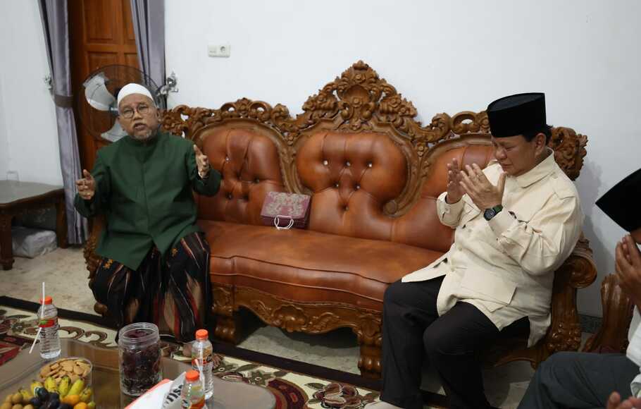 Ketua Umum Partai Gerindra Prabowo Subianto dan pimpinan Pondok Pesantren Attauhidiyah KH Ahmad Saidi.